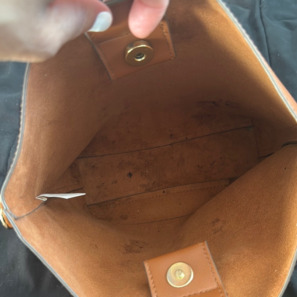 Elegant Tan Handbag with Gold Accents - Picture 4 of 4